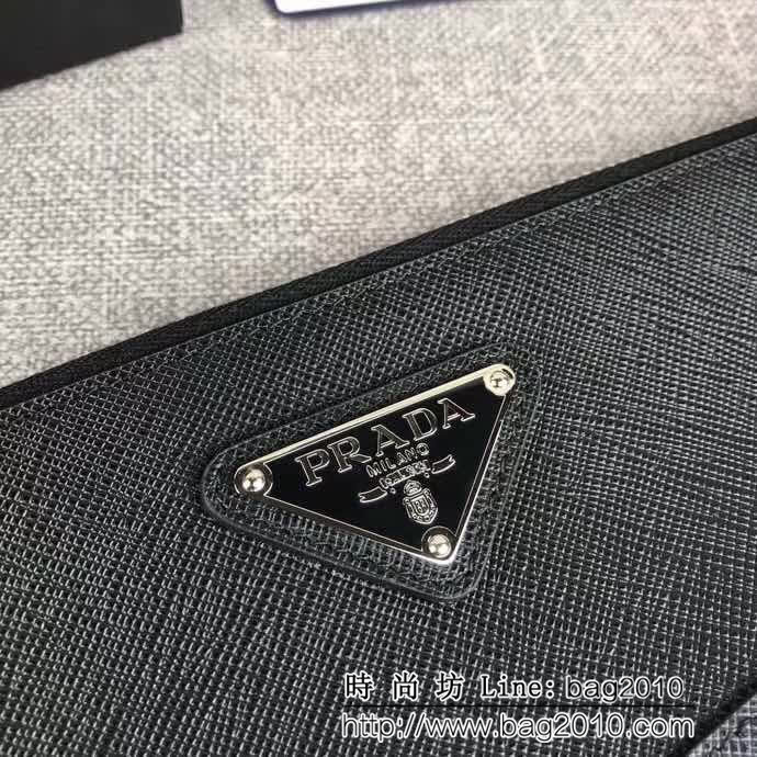 PRADA普拉達 專櫃最新款式 十字紋牛皮 限量版男士手包 2NG005 DD1140